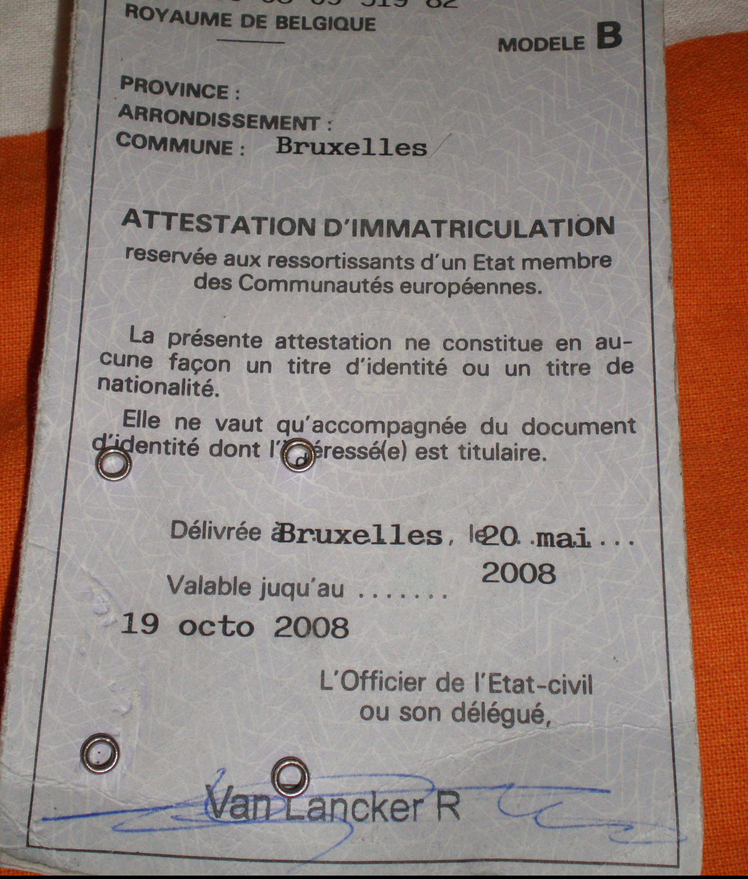 Mi documento de registro en el Ayuntamiento de Bruselas como ciudadano de la Unión Europea. Foto propia.