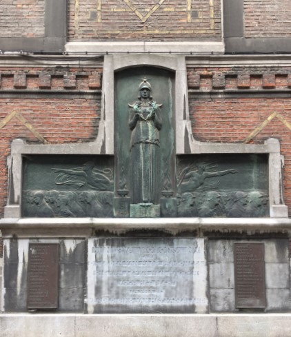 Relieve de homenaje a los caídos de Minerva Motors, situado en la Rodestraat de Amberes. Foto propia.