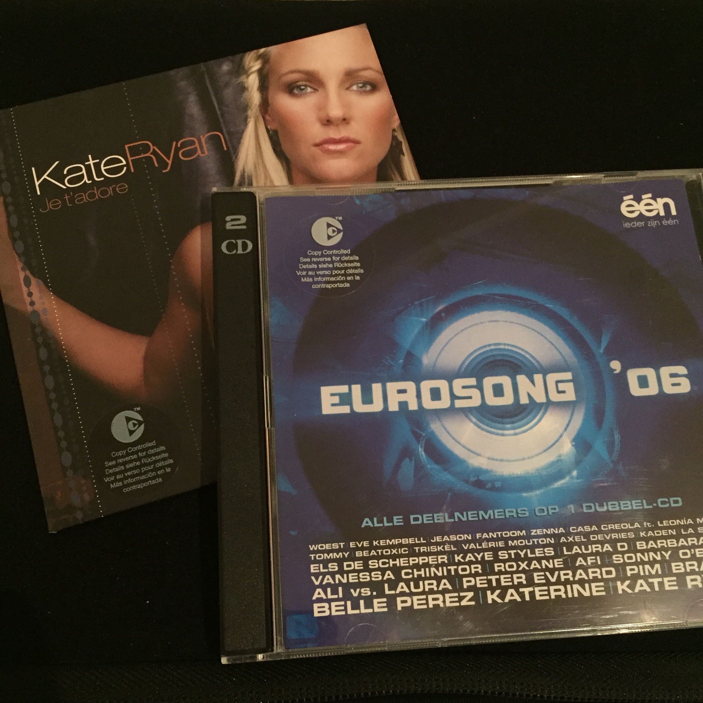 El 'single' de "Je t'adore" y el disco oficial del Eurosong 2006. Foto propia.